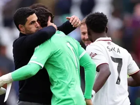 Carragher khen Arteta dũng cảm khi chọn Raya, loại Ramsdale