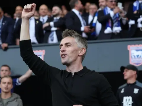 HLV Kieran McKenna rục rịch ra đi, Fulham và Palace tranh giành