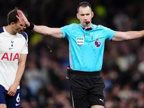 Jamie Carragher chỉ trích quyết định điên rồ của Mathys Tel