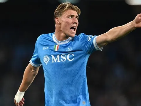 Cú sảy chân của Napoli và cơn đau đầu tài chính tại Old Trafford