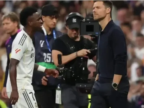 Fabregas lên tiếng về mâu thuẫn của Alonso và Vinicius