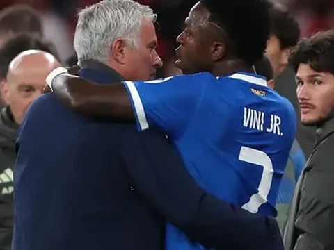 Bỏ qua hiềm khích, Vinicius ủng hộ Mourinho về Real