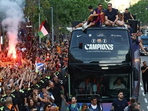 Wojciech Szczesny thản nhiên hút thuốc trong lễ ăn mừng của Barca