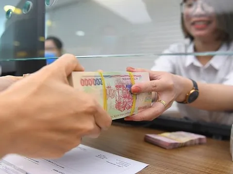 Gửi tiết kiệm mang tiền trực tiếp ra ngân hàng là dại: Làm cách này dù ít cũng hưởng lãi cao