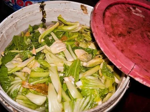 Ra chợ thấy dưa muối đựng trong thứ này: Cảnh báo nguy cơ “rước họa vào thân”