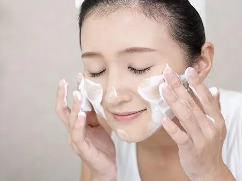 Rửa mặt tưởng đơn giản nhưng nhiều người đang làm sai, khiến da dễ khô và nhanh lão hóa