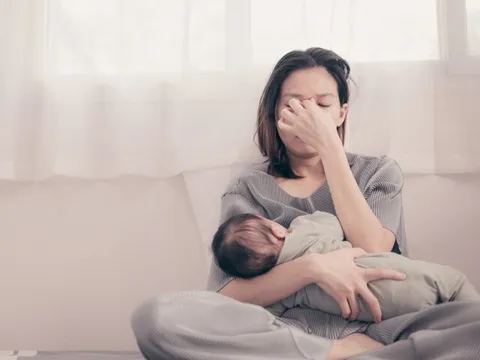 Vừa sinh con đầu lòng, người mẹ trẻ rơi vào trầm cảm khi nghĩ "không đủ khả năng chăm con"