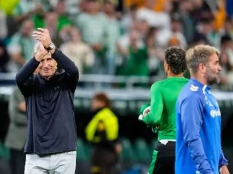 Đánh bại 10 người của Elche, Betis chắc suất dự C1