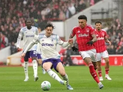 Unai Emery hồi sinh Victor Lindelof ở vị trí tiền vệ