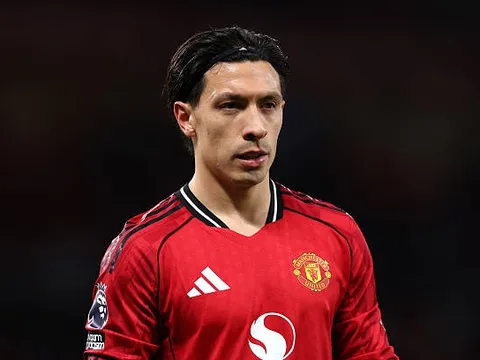 Lisandro Martinez đối diện ngã ba đường tại Old Trafford
