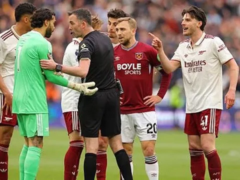 Bước ngoặt lịch sử đưa Arsenal chạm tay vào ngôi vương