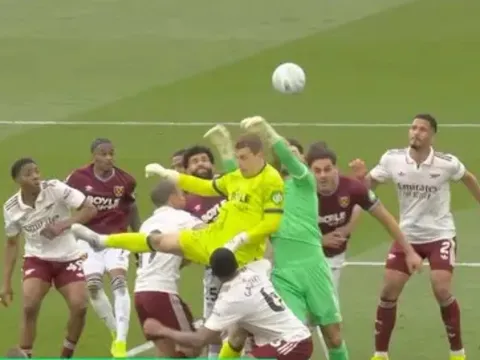 Lộ đoạn hội thoại VAR vụ West Ham bị tước bàn thắng trước Arsenal