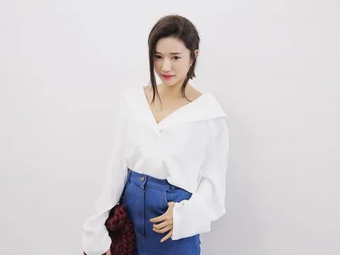 Kiểu áo đang được gái Hàn diện nhiều hè này: Mặc lên vừa mát mẻ vừa tôn xương quai xanh