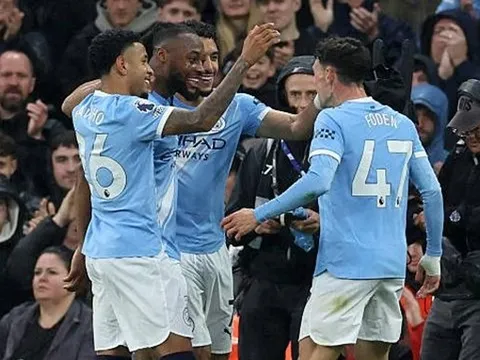 Man City thắng dễ Palace để áp sát ngôi đầu của Arsenal