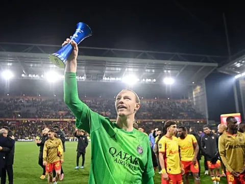 Luis Enrique khen Safonov hết lời trong ngày PSG vô địch