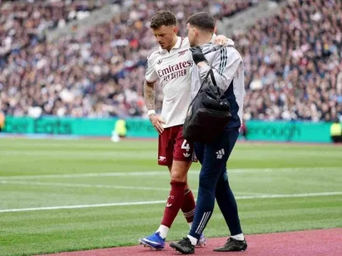 CĐV Arsenal phản ứng khi Ben White nghỉ hết mùa