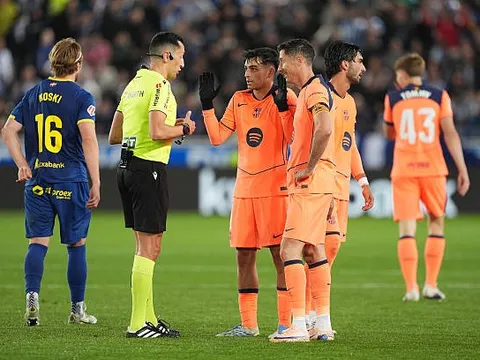 Thấy gì từ trận thua sốc của Barcelona trước Alaves?