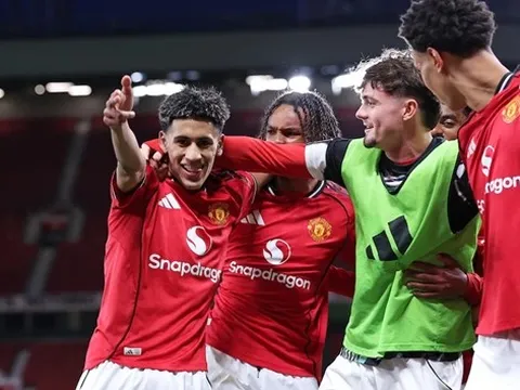 JJ Gabriel tri ân Darren Fletcher sau khi nhận giải lớn