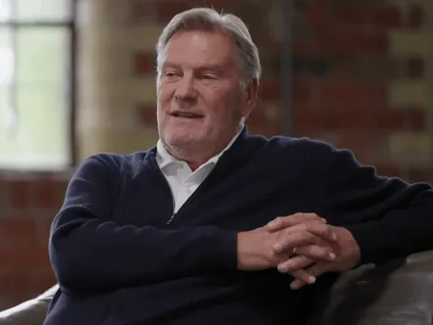 Hoddle khuyên Chelsea đón sao Man City dẹp loạn phòng thay đồ
