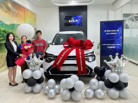 Cặp vợ chồng đi dép lê nhận xe 700 triệu là ai? Hé lộ hành trình đặc biệt phía sau