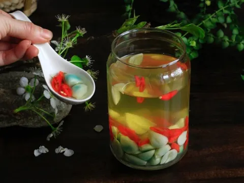 Tỏi ngâm chuyển từ trắng sang màu xanh đậm có ăn được không?