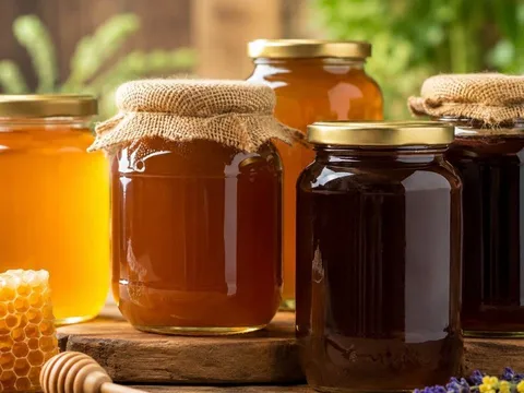 Mật ong chuyển từ vàng óng sang sậm đen là vì sao? Còn dùng được không?