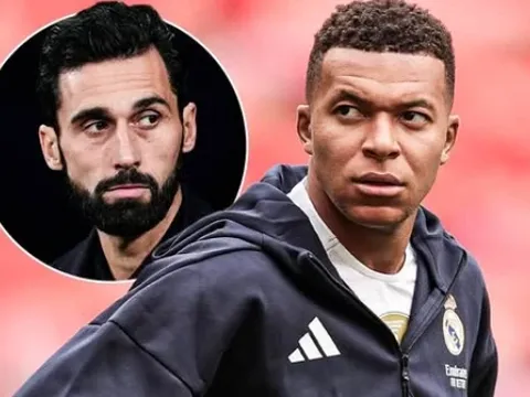 Mbappe phản ứng vì phải dự bị, Arbeloa lập tức bác bỏ
