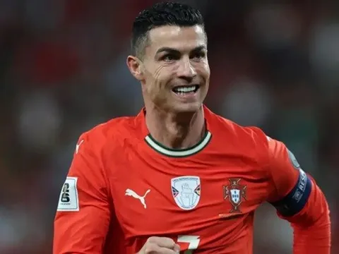 HLV Bồ Đào Nha trả lời những hoài nghi về tuổi tác của Ronaldo