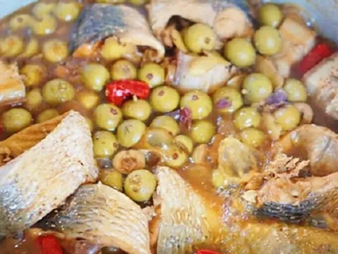 Loại quả mọc bờ rào xưa rụng đầy gốc, nay thành đặc sản ở thành phố, trồng 1 lần thu hoạch nhiều năm, muối chua hay kho ngon hết cỡ