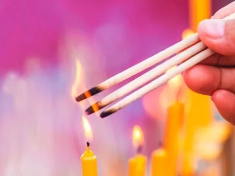 Văn khấn cúng mùng 1 tháng 4 năm Bính Ngọ đầy đủ nhất, 5 điều đại kỵ khi thắp hương ngày đầu tháng để tổ tiên phù hộ