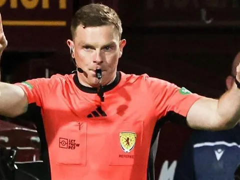 Trọng tài phải nhờ cảnh sát bảo vệ sau quyết định thổi phạt đền cho Celtic