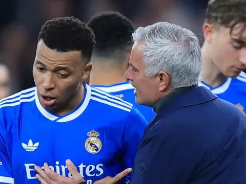 Lý do Mourinho quyết giữ Mbappe giữa "bão" chỉ trích tại Real