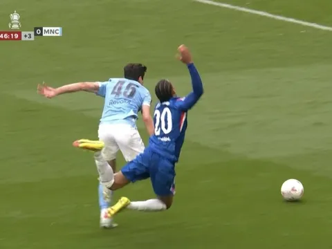 Chelsea mất phạt đền gây tranh cãi trước Man City