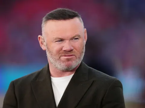 Cản cú sút của Pickford, Rooney nguy cơ lên bàn mổ