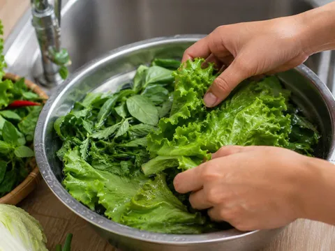 Ngâm rau sống bằng nước muối: Nhiều người đang làm sai, vô tình “rước” thêm nguy cơ