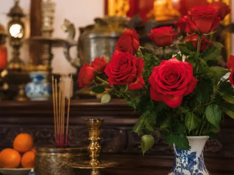 Thắp hương bằng hoa hồng phải nhớ 3 điều này kẻo mất "thiêng"