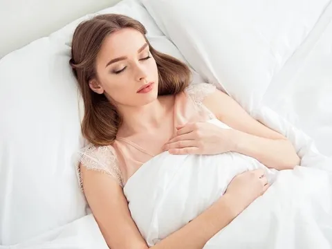 Ngủ có gối hay không gối: Tư thế nào tốt hơn cho cột sống và chất lượng giấc ngủ?