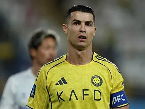 Ronaldo bỏ mặc đồng đội và từ chối nhận huy chương cúp châu Á