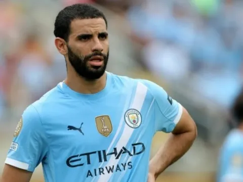 Sao Man City thản nhiên ngủ giữa lúc ăn mừng FA Cup