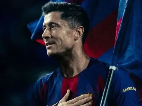 Rio Ferdinand khuyên Man Utd chiêu mộ Lewandowski