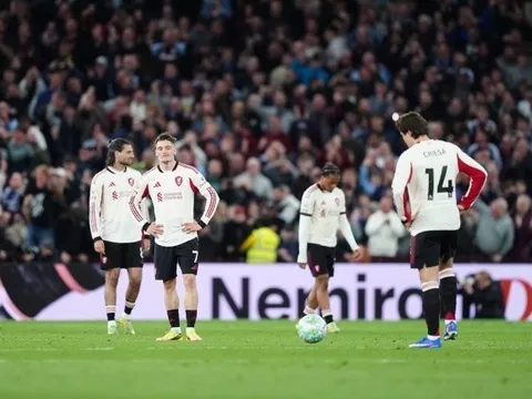 Huyền thoại sững sờ khi Liverpool thua Aston Villa