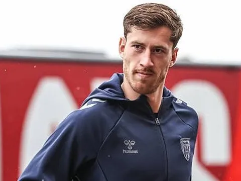 Chelsea tranh thủ môn Robin Roefs với Liverpool