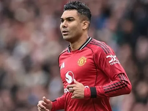 Man Utd giăng biểu ngữ tri ân Casemiro tại Old Trafford