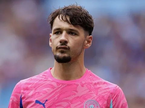 Tình huống hài hước giữa thủ môn Man City và Hoàng tử William