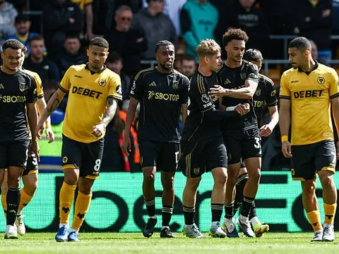 Robinson làm nên lịch sử, Fulham giật lại 1 điểm từ Wolves