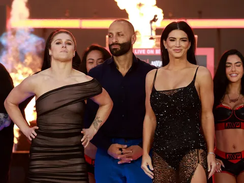 Sức nóng đỉnh điểm: Ronda Rousey và Gina Carano chạm mặt nảy lửa tại buổi cân ký