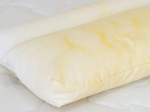 Mẹo làm sạch ruột gối bị ố vàng