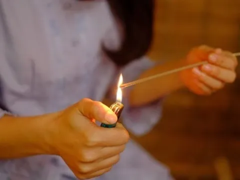 Thắp hương nên mở cửa hay đóng cửa? Cách làm đúng nhiều người đang hiểu sai