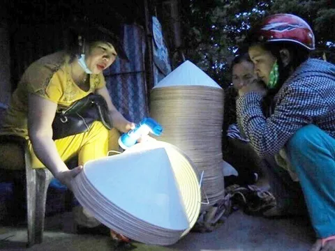 Khu chợ trong sương độc nhất ở Huế, chỉ bán duy nhất một thứ mà tồn tại hơn trăm năm vẫn đông khách