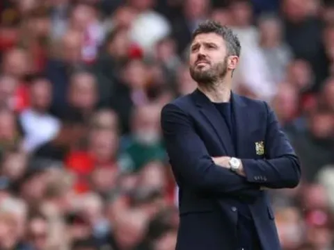 Roy Keane cảnh báo Michael Carrick về những lỗ hổng tại Man Utd